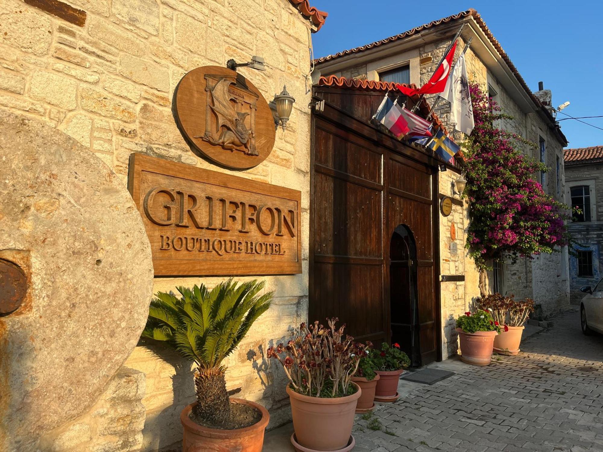 Griffon Hotel Yenifoca Ngoại thất bức ảnh