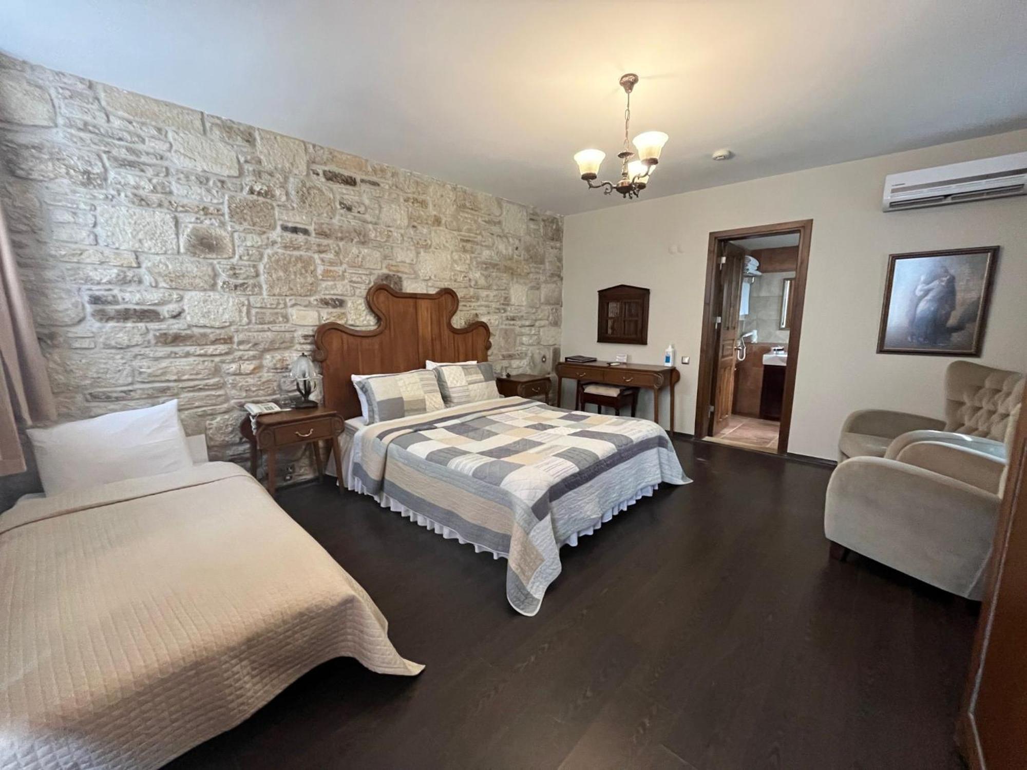 Griffon Hotel Yenifoca Ngoại thất bức ảnh