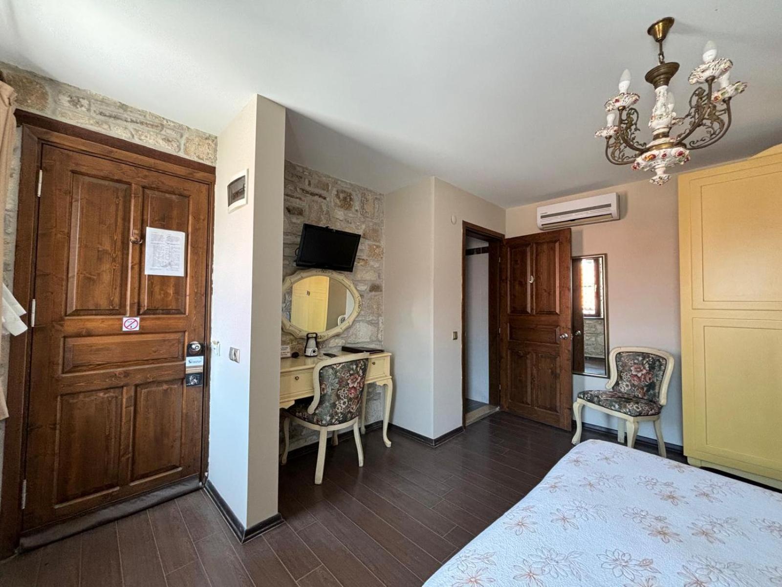 Griffon Hotel Yenifoca Ngoại thất bức ảnh